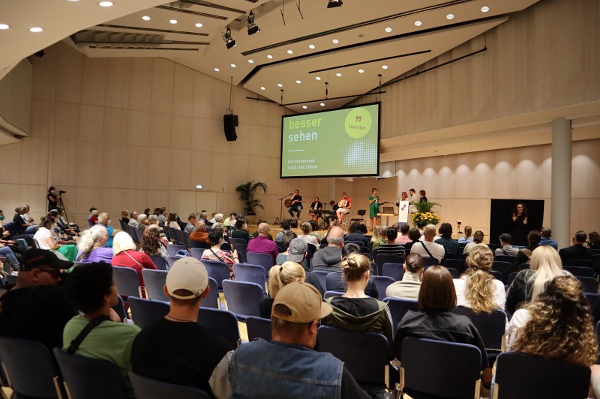 Auch die Auftaktvortragsveranstaltung der Fachmesse war gut besucht. Stuttgarts Bürgermeisterin Dr. Alexandra Sußmann eröffnete die Messe.