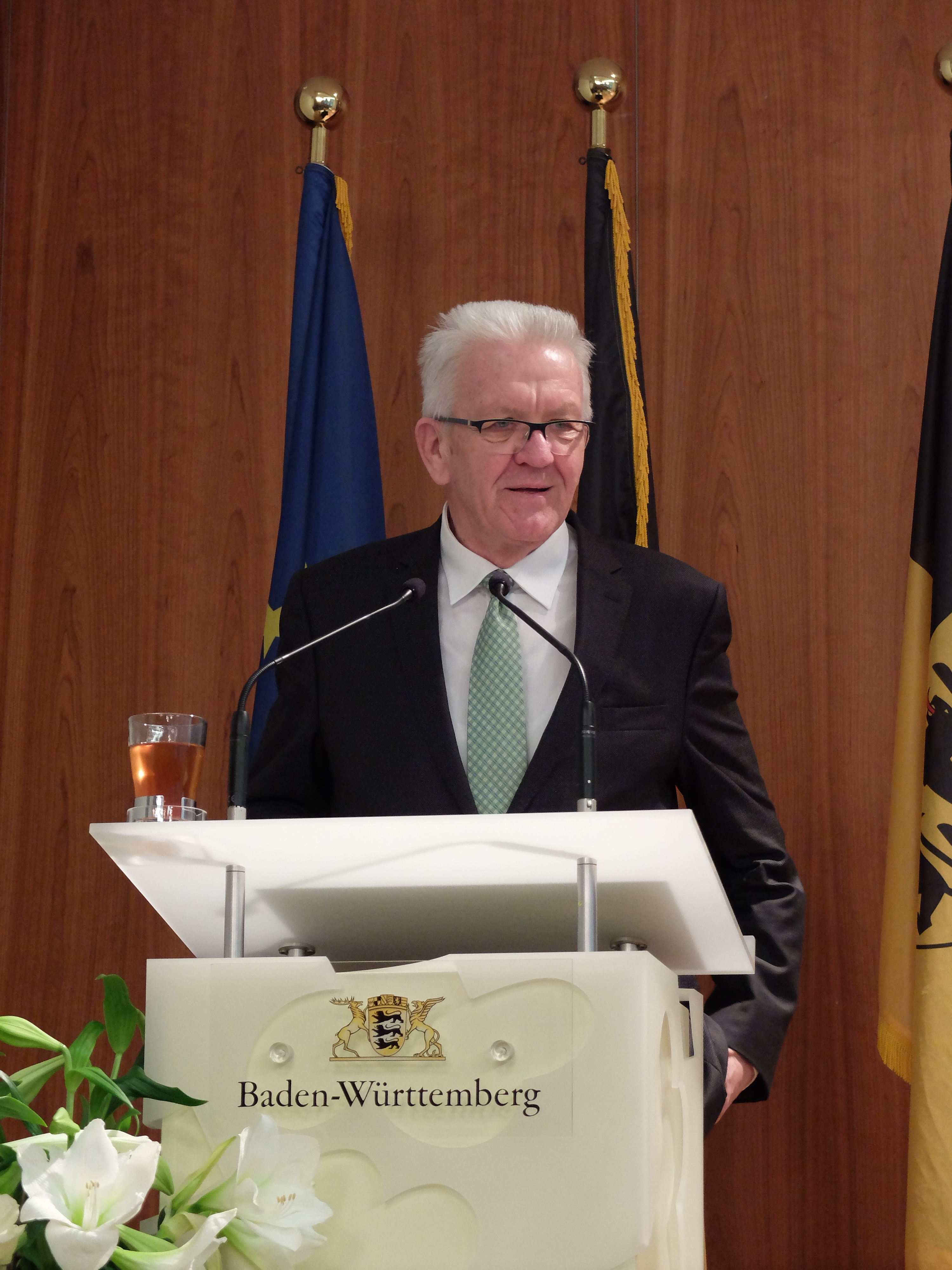 Der Ministerpräsident von Baden-Württemberg hält eine Rede.