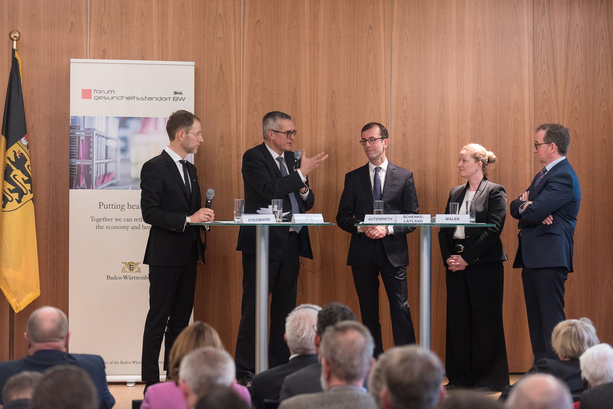 Mehrere Experten und Politiker führen Podiumsdiskussion.