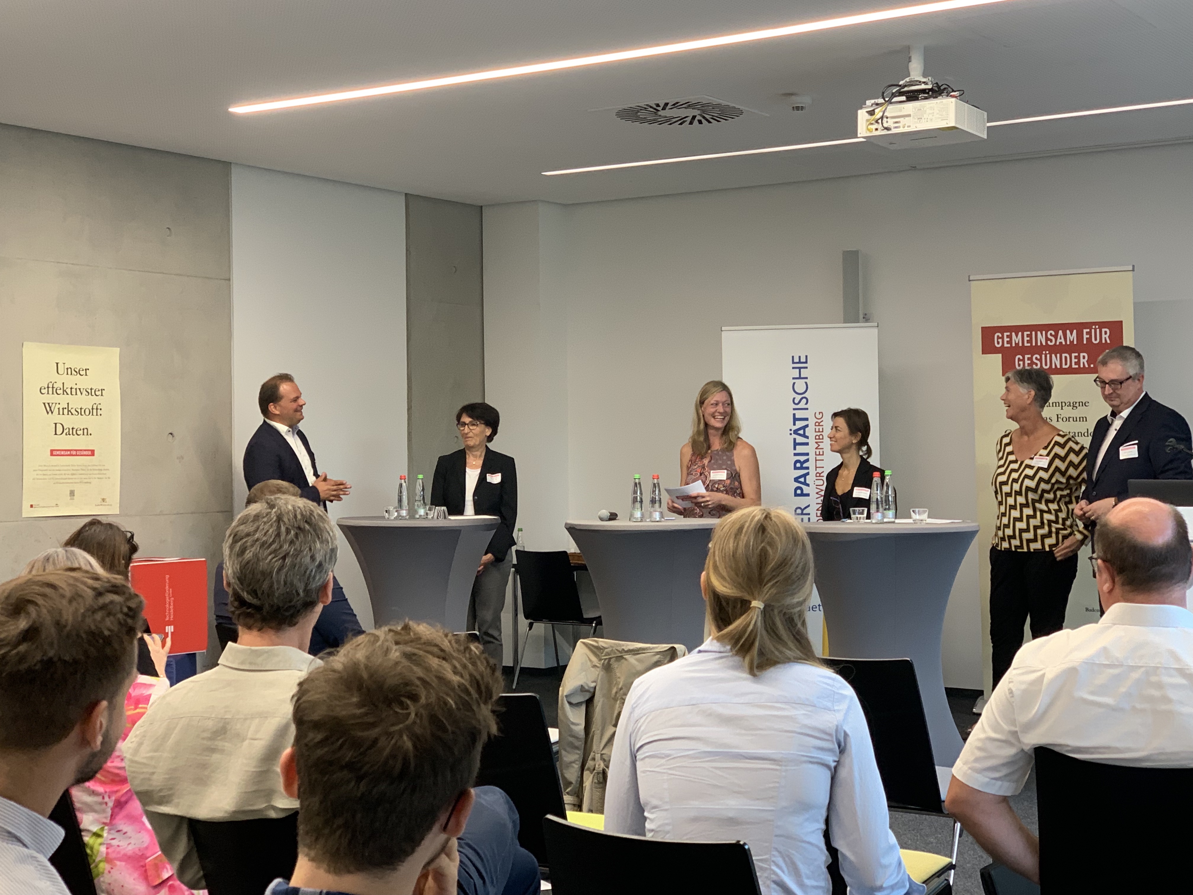 Dr. Hannes Kenngott, Dr. Ute Leidig, Caroline Friedmann, Dr. Pinar Wennerberg, Ursel Wolfgramm und Joachim Bader (v.l.n.r.) in der Diskussion zum Thema "Was leistet die Digitalisierung im Gesundheitswesen?".