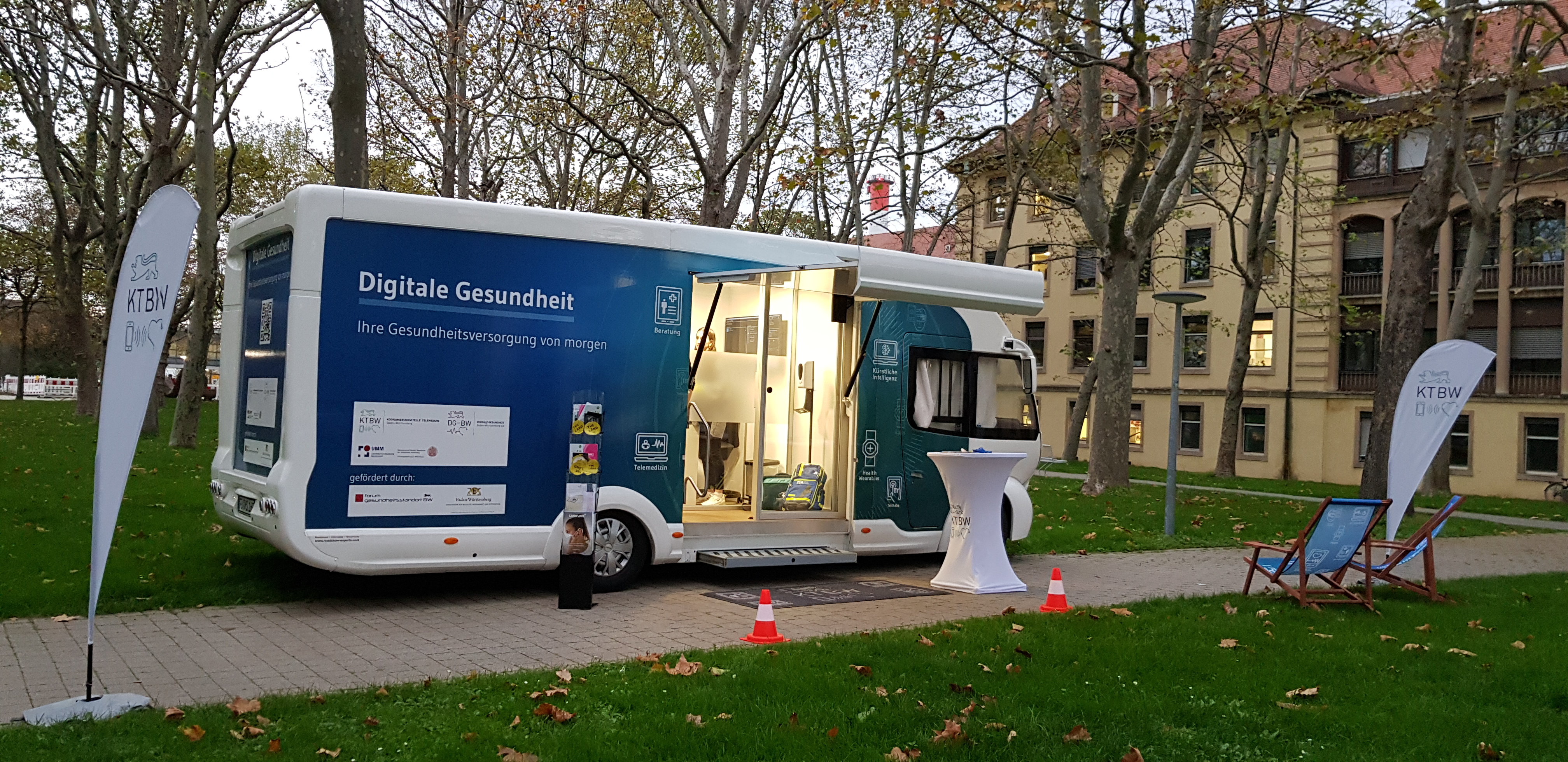 Der Digital Health Truck der Koordinierungsstelle Telemedizin Baden-Württemberg (KTBW) vor der Frauenklinik in Freiburg.