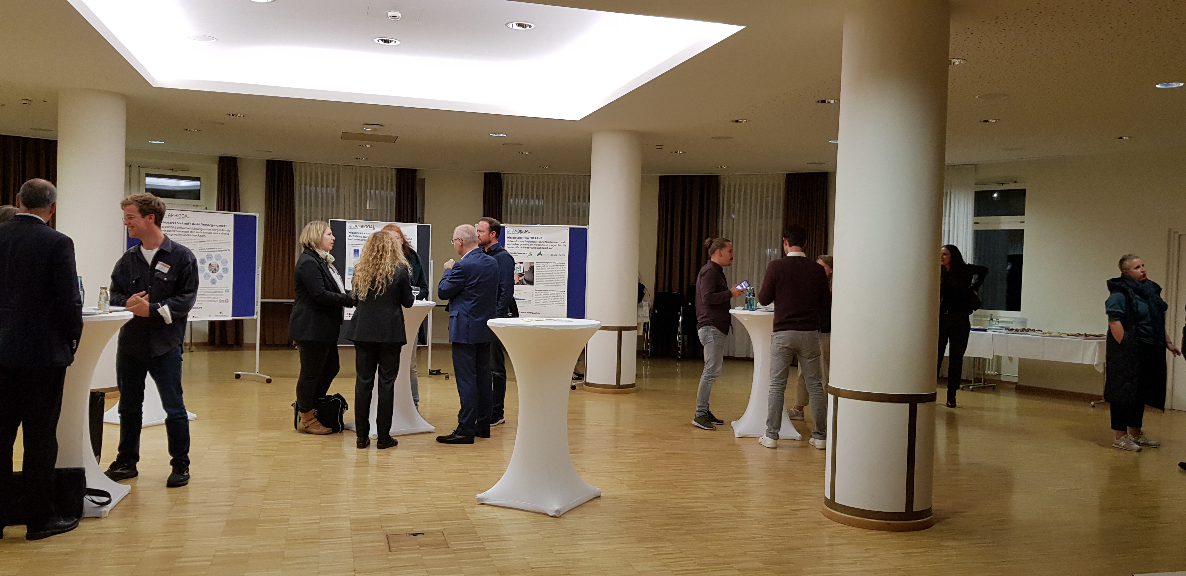 Besucherinnen und Besucher diskutieren im Anschluss an die Veranstaltung.