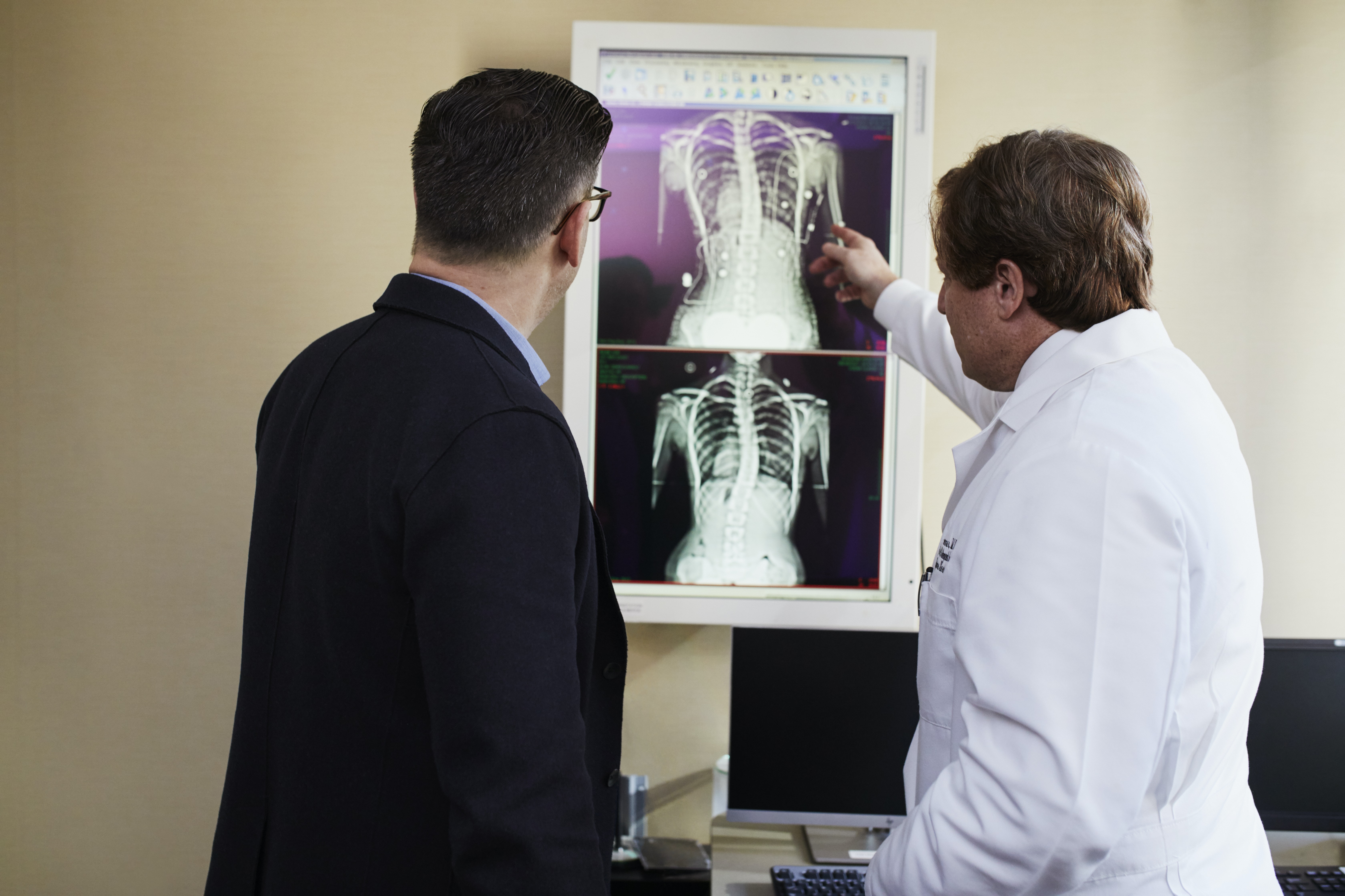 Imagebild_zwei Personen mit Röntgenbild