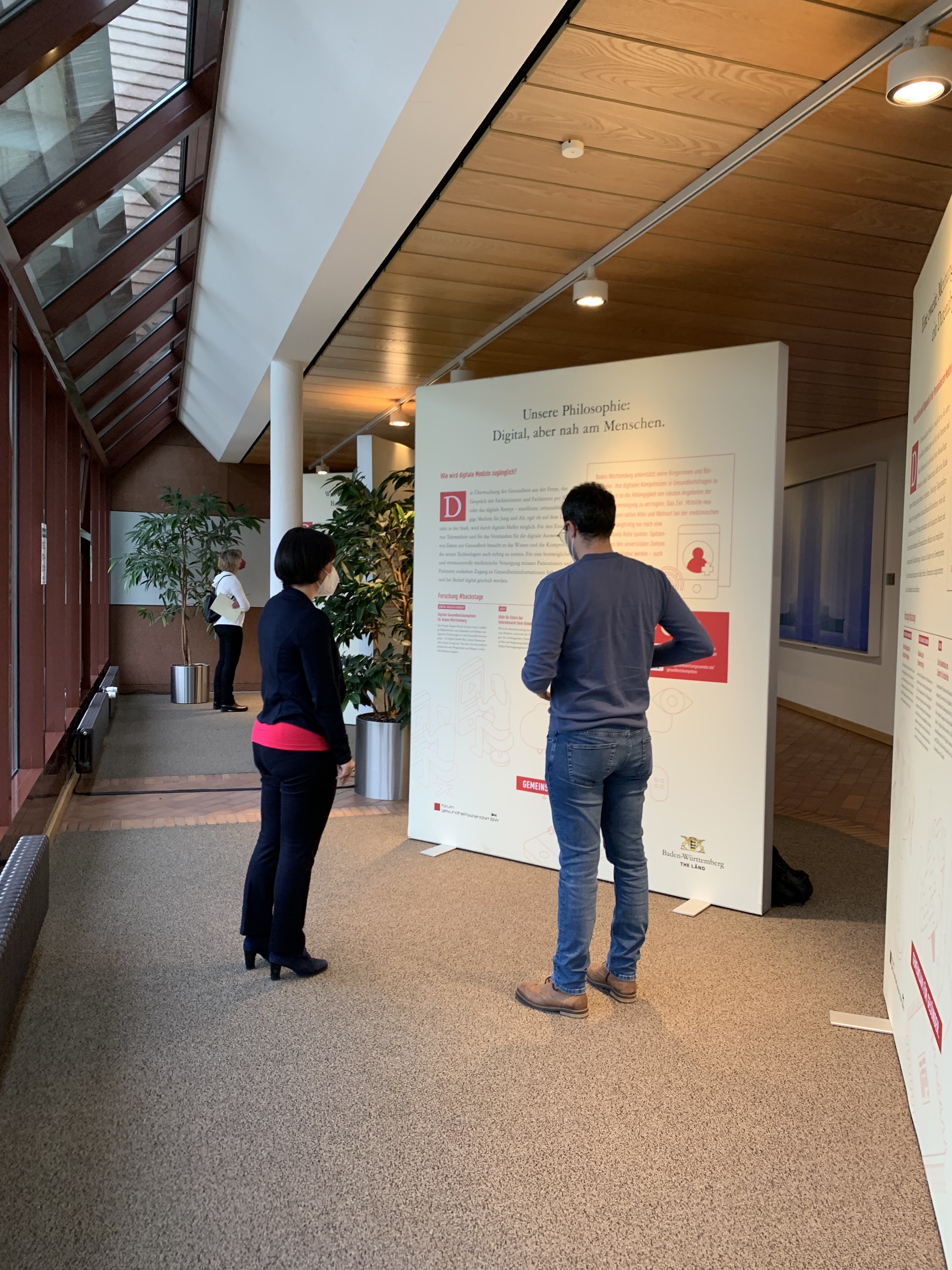 Interessierte beim Besuch der Wanderausstellung in den Crona Kliniken in Tübingen.