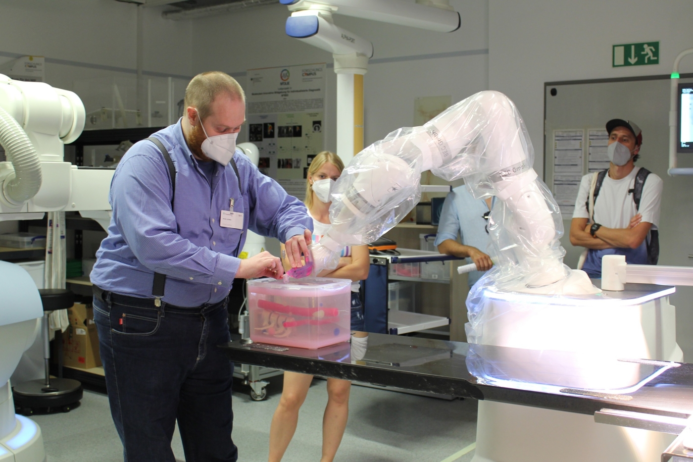 Bei der Jubiläumsfeier „100 Jahre Gesundheit am Neckar“ konnte auch ein Blick auf digitale Assistenzsysteme in der Klinik und den Operationssaal der Zukunft geworfen werden. Mitarbeitende des Fraunhofer IPA erklären hier, was Roboter leisten können.